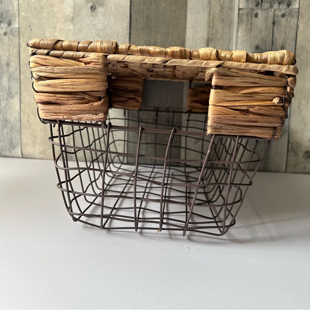 ๐ดFarmhouse Metal Wire Storage Basket with Removable Woven Wicker Top - Picture 8 of 14